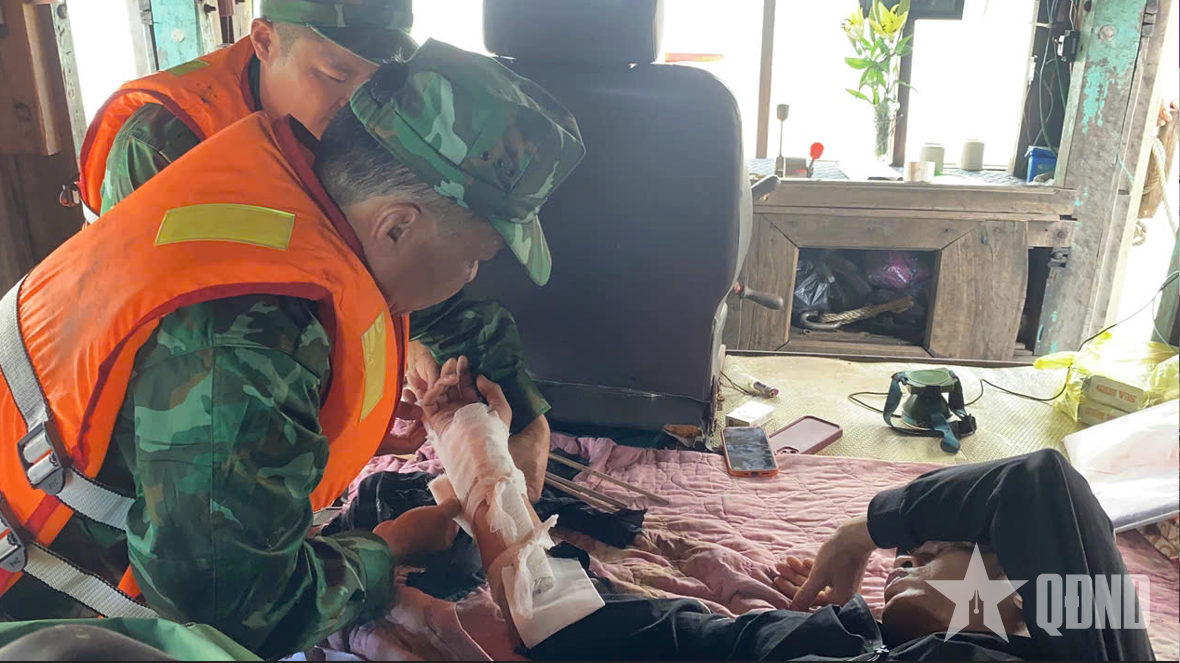 Đồn Biên phòng Quỳnh Thuận kịp thời cứu ngư dân bị tai nạn trên biển
